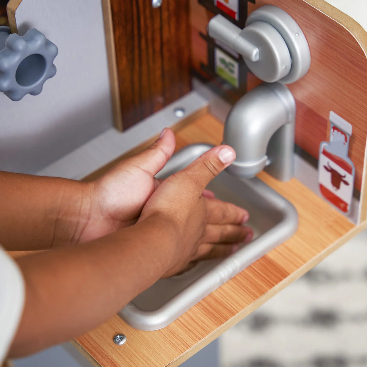 KidKraft Spin & Reveal Wooden Grill & Play Kitchen with moisture-Reveal Food & 21 Accessories